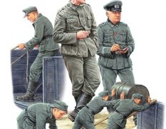 35256 MiniArt фигуры  German Soldiers with Fuel Drums (Special Edition)  (1:35)