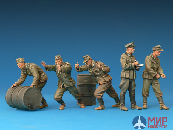 35256 MiniArt фигуры  German Soldiers with Fuel Drums (Special Edition)  (1:35)