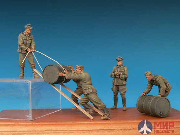 35256 MiniArt фигуры  German Soldiers with Fuel Drums (Special Edition)  (1:35)