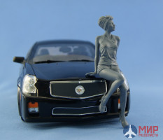 NS-F18001 North Star Models 1/18 Фигура Girl sitting on the hood (resin unpainted figure)