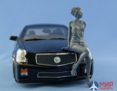 NS-F18001 North Star Models 1/18 Фигура Girl sitting on the hood (resin unpainted figure)