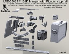 LRE35065 LiveResin Пулемёт M134D Minigun с  планкой Пикатинни с бронированным щитом S.A.G. (Save-A-Gunner)  (вариант с окном) с зарядным ящиком на 3000 патронов  и батареей SLAB 1/35