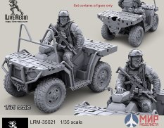 LRM35021 LiveResin Боец Сил Специального Назначения США или МАРСОК США управляющий квадроциклом, современный, сидящий, с карабином Мк18 1/35
