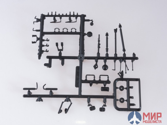 1379AVD AVD Models 1/43 Сборная модель Бурильно-крановая машина БМ-302 (66)