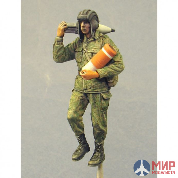 Т-35185 ТАНК 1/35 Современный российский танкист со снарядом
