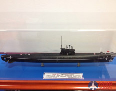 AR05 1/300 Собранная и окрашенная подводные лодка проект 641 Класс НАТО "Foxtrot"