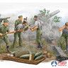 00425 Trumpeter 1/35 Солдаты немецкие артиллеристы,расчет гаубицы (on firing)