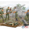 00425 Trumpeter 1/35 Солдаты немецкие артиллеристы,расчет гаубицы (on firing)