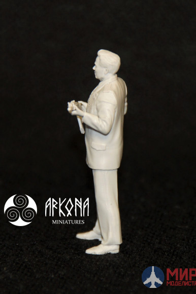 AR35-001 ARKONA miniatures Фигура Михаил Калашников (деревянная коробка, без подставки) 1/35